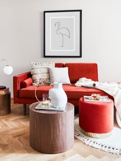 salon beige avec décoration en bois et rouge