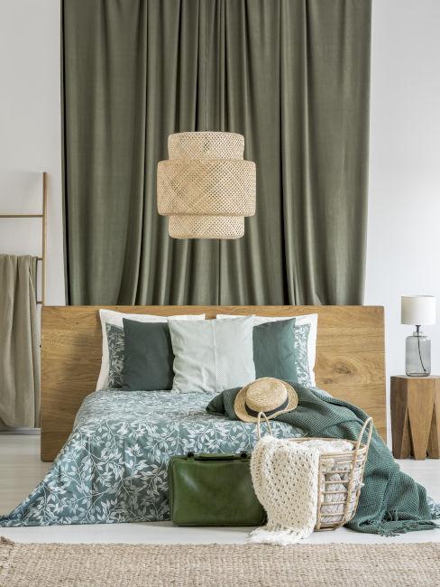 chambre beige et verte avec décoration en bois