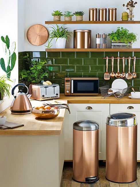 cuisine avec du carrelage vert olive et des accessoires déco rose gold