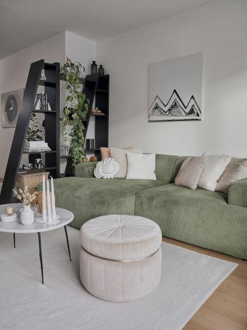 salon beige avec un canapé vert