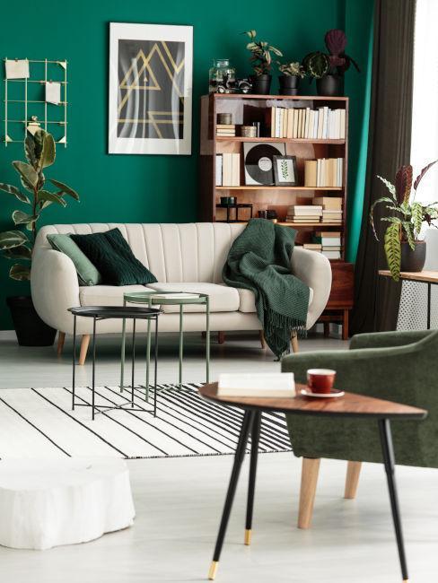 salon avec des murs vert émeraude et de la déco beige