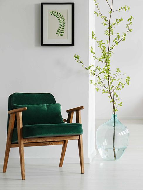 fauteuil vert sapin en velour devant un mur blanc