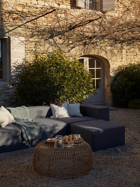 corps de ferme rénové, salon de jardin