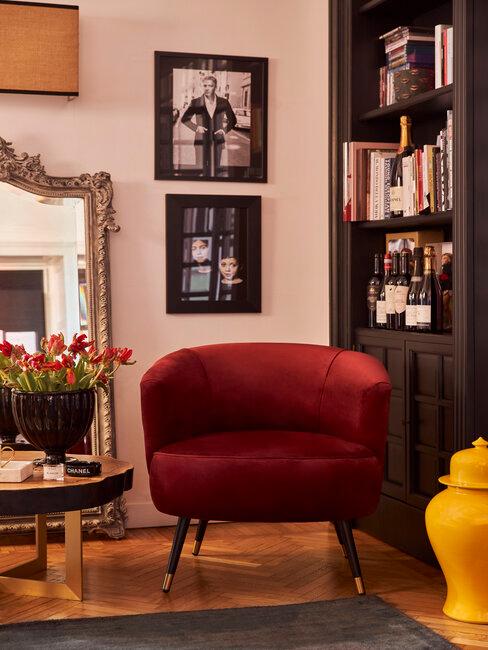fauteuil rouge devant une bibliothèque
