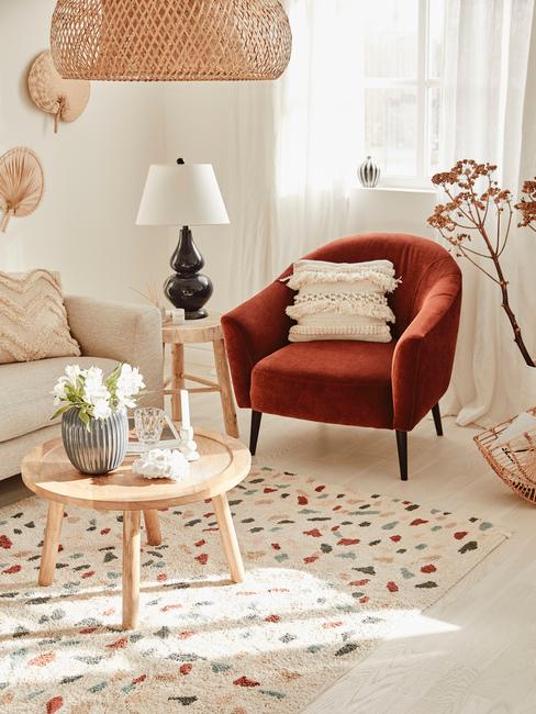 Salon blanc, canapé corail