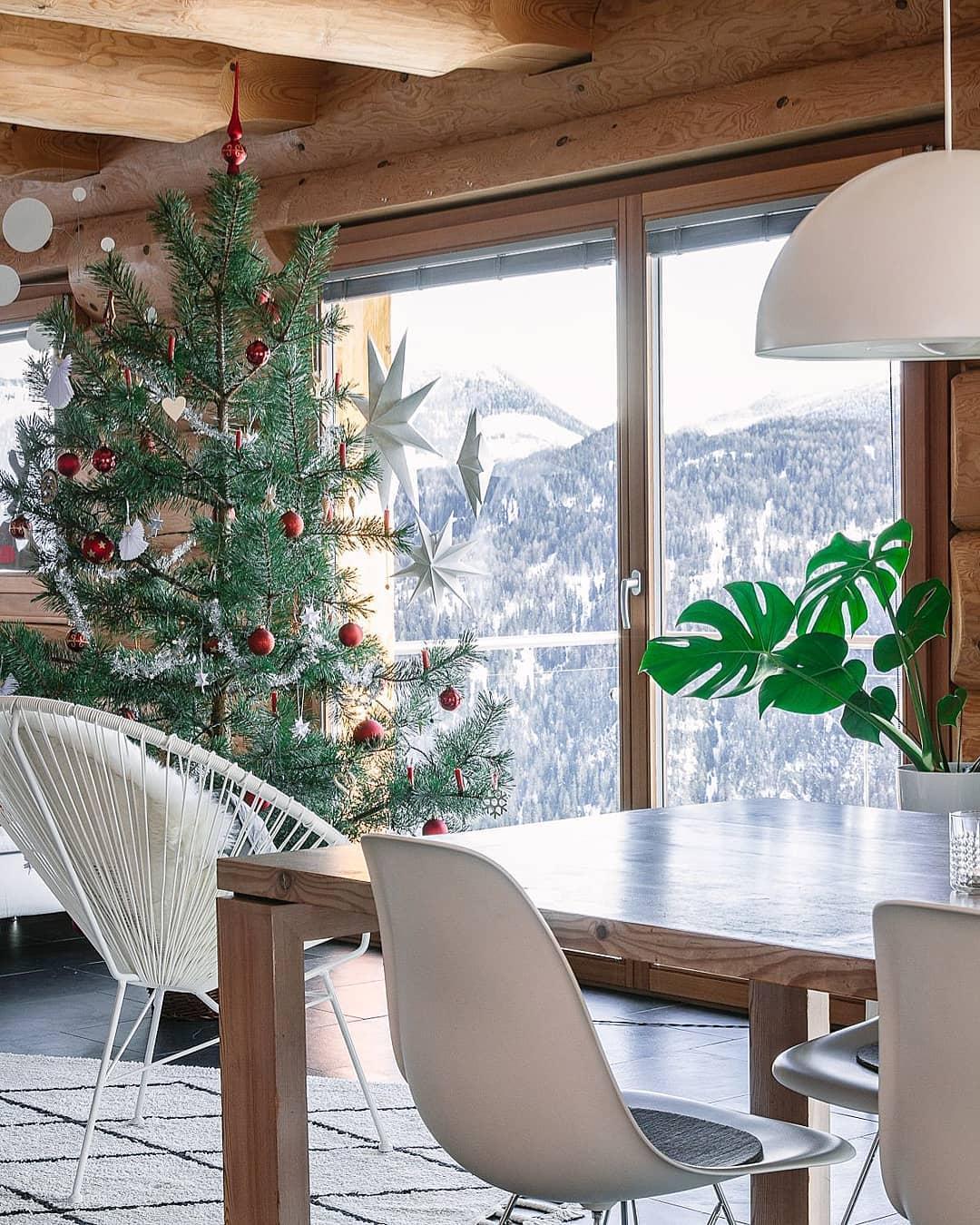 salon déco de Noël avec vue sur les montagnes