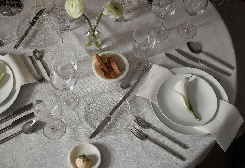 Salon salle à manger, blanc, déco blanche, nouvel an noël, assiettes couverts