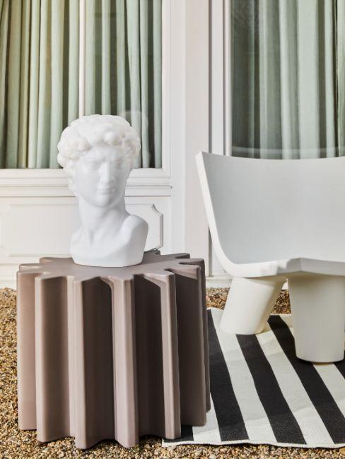 tendance déco 2023, colonne grise en béton, tête de David en plâtre, style grec antique