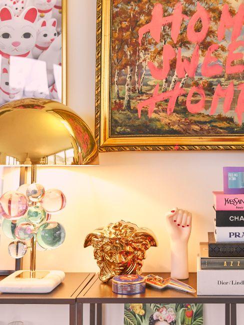 déco tendance 2023, tête Versace antique en or, déco colorée