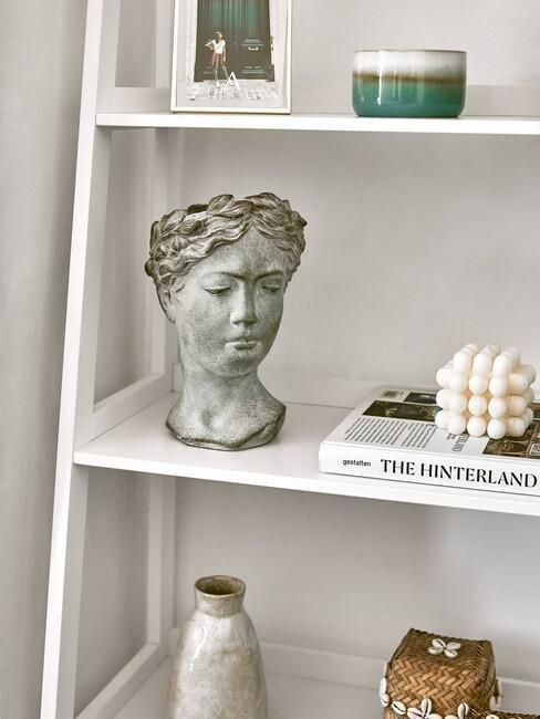 tendance décoration 2023, style grec antique, tête de femme en bronze vert de gris