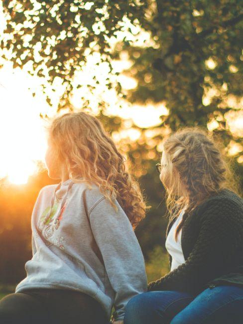 petites filles jouant dehors
