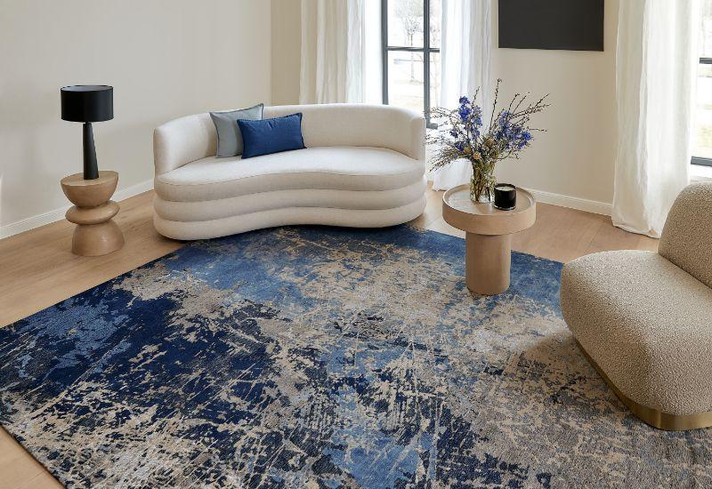 canapé arrondi Solomon beige, coussins bleus