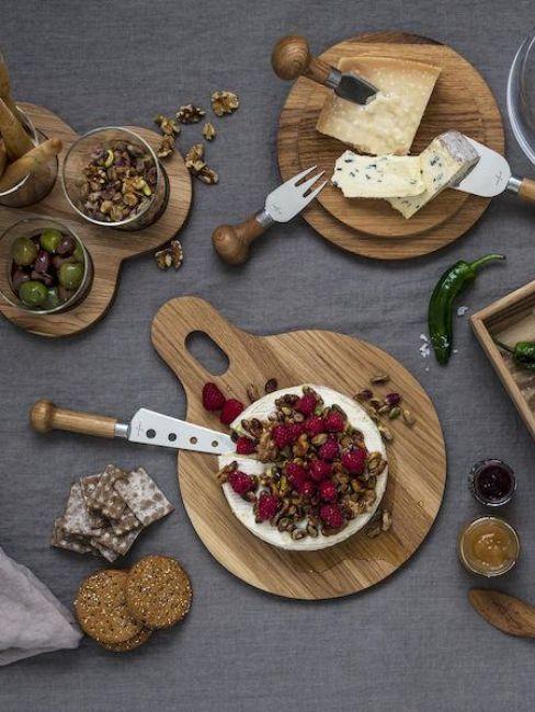 idée décoration plateau à fromage, couteaux à fromage, plateau à fromage en bois