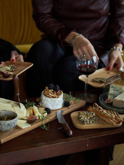 idee decoration plateau a fromage, plateau à fromage, verre de vin, couteaux à fromage