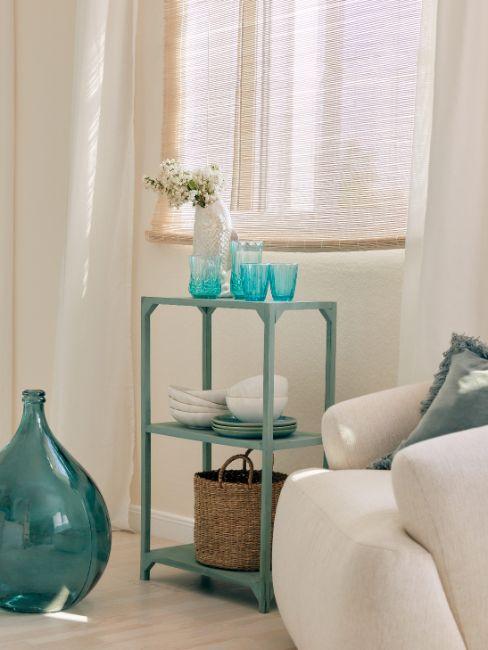 association couleur bleu turquoise, fauteuil blanc crème, verres turquoise, dame-jeanne turquoise