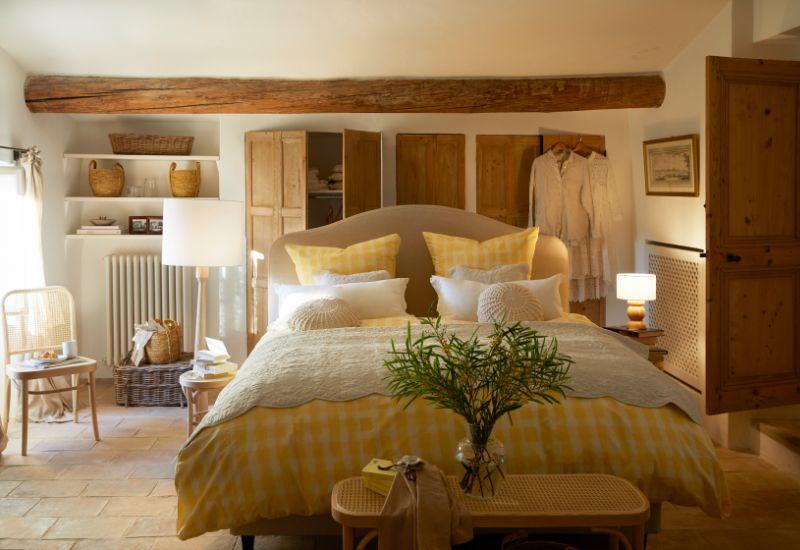 draps de lit de qualité, draps jaune, coussins jaune, coussins blancs, chambre style campagne