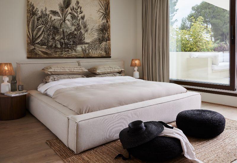 draps de lit de qualité, tons neutres, draps blancs, housses de coussins beige