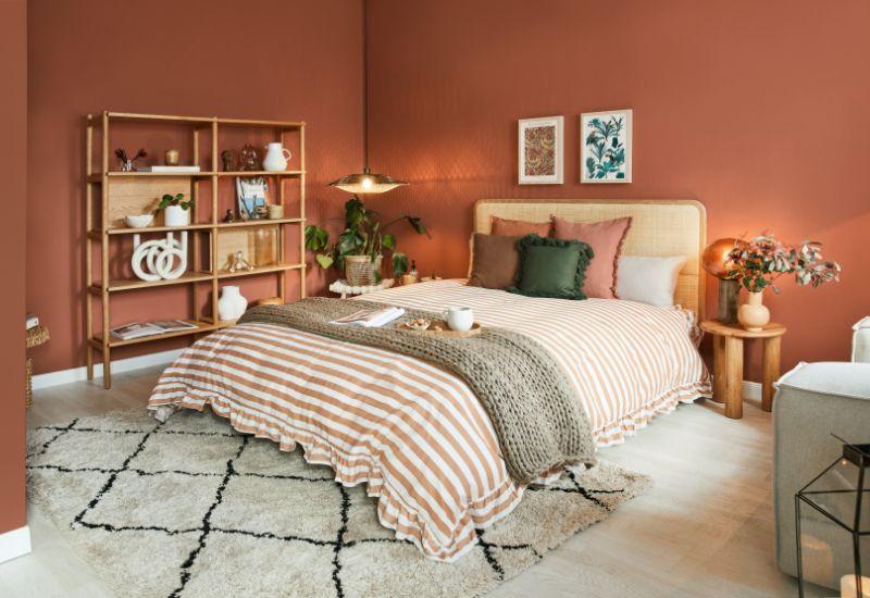 draps de lit de qualité, murs terracotta, housse de couette, coussins