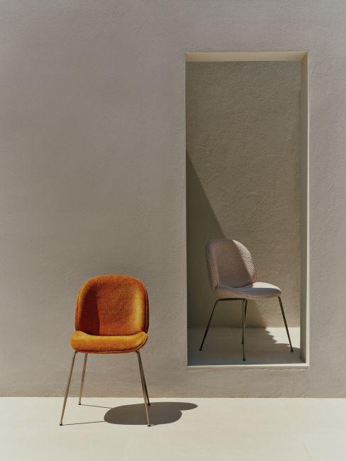 chaise gubi orange et chaise gubi beige