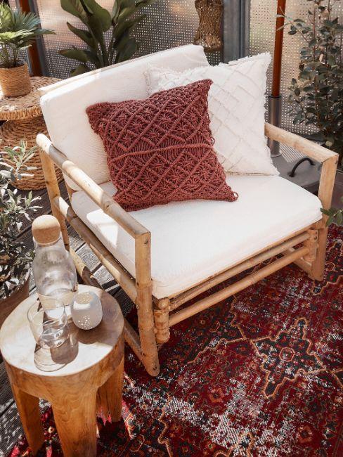 fauteuil en bambou, tapis ethnique