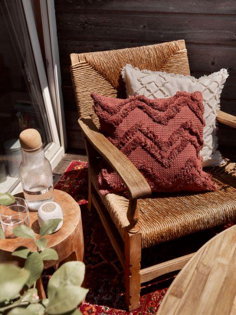salon de balcon, chaise en osier, coussins cocooning