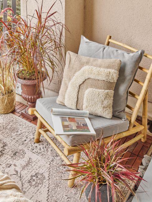 salon de balcon, fauteuil en bambou, coussin cocooning
