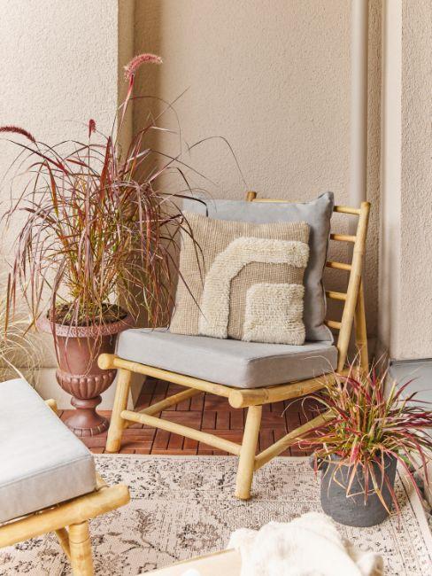 salon de jardin pour petit balcon, fauteuil en bambou, coussin grège, plantes graminées, tapis d'extérieur