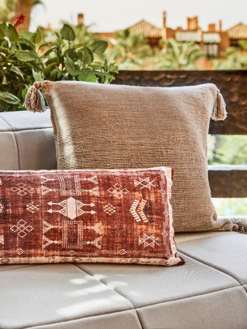 salon de jardin pour petit balcon, coussins ethnique, style oriental, couleur terracotta
