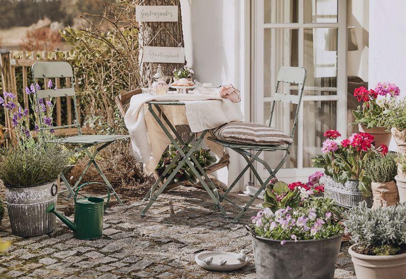 salon de jardin pour petit balcon, table et chaises pliantes en métal