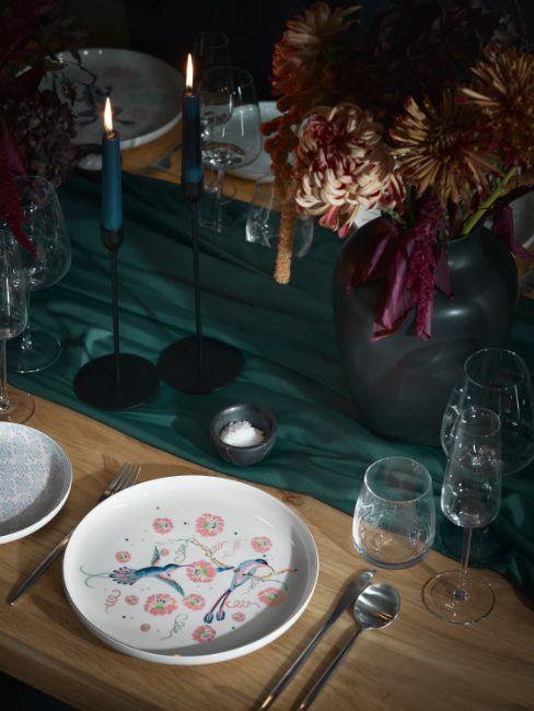 déco de table bleu canard, mur bleu canard, chemin de table bleu canard, bougies bleu canard, fleurs rouge et orange, table en bois clair
