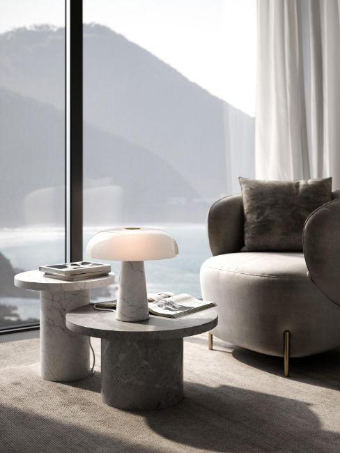 lampe champignon en marbre, fauteuil en velours gris, tables basses en marbre, baie vitrée