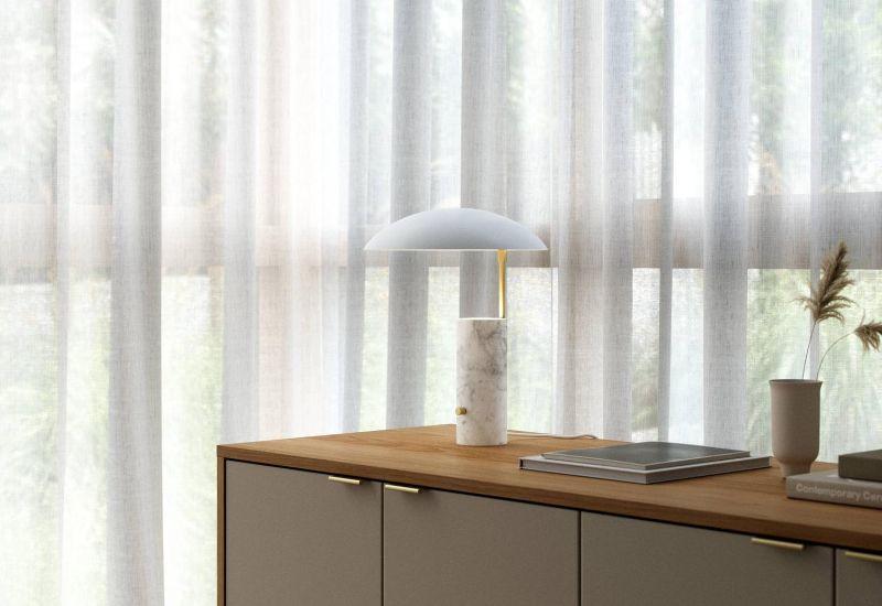 lampe champignon en marbre, intérieur épuré, commode en bois