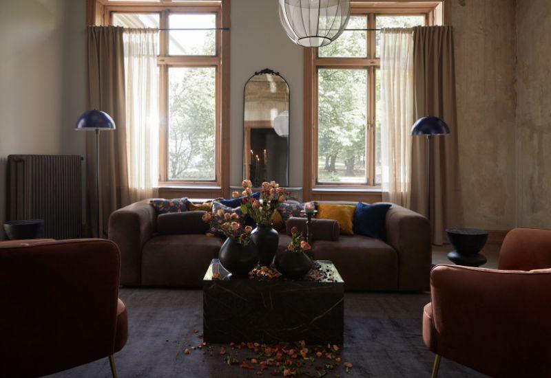 lampe champignon bleu, lampadaire, salon romantique sombre, canapé 5 places