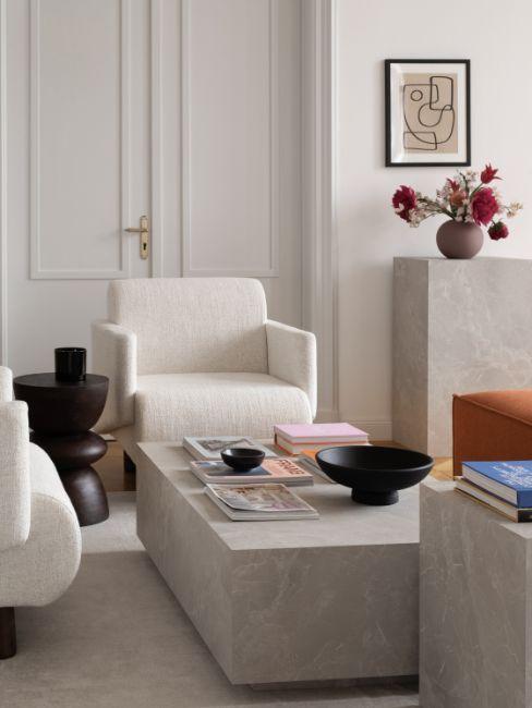 salon style arty, fauteuil blanc, table basse bloc, colonne bloc, tableau