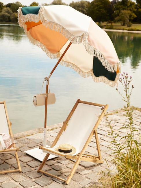 chilienne en bois, tissu blanc, parasol à franges