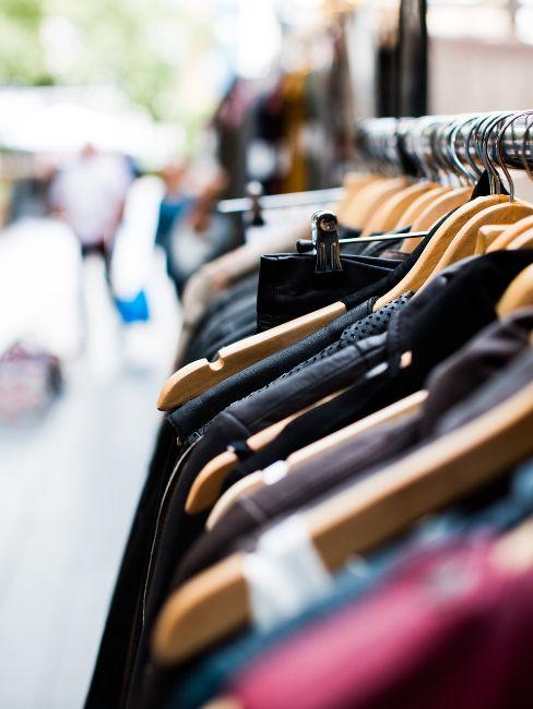 vêtements sur cintre