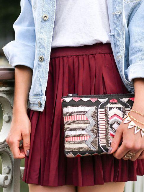 jupe rouge, sac à main