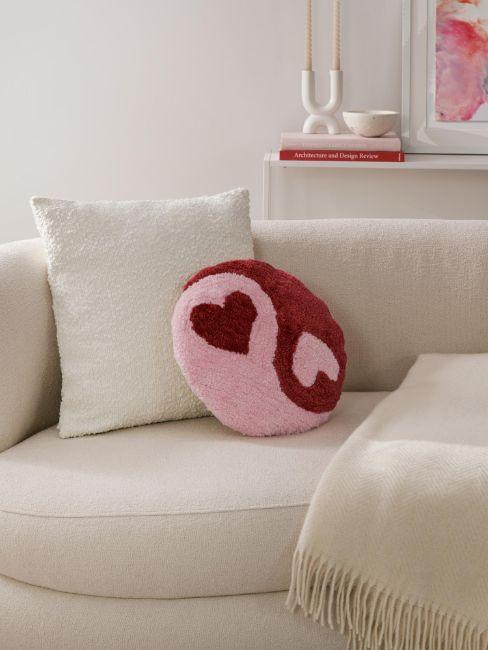 coussin viva magenta, canapé blanc crème