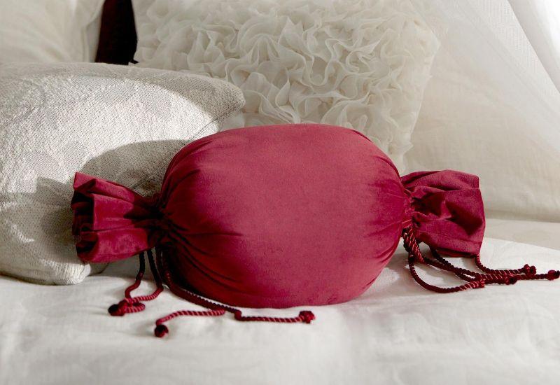 coussin viva magenta, lit blanc crème