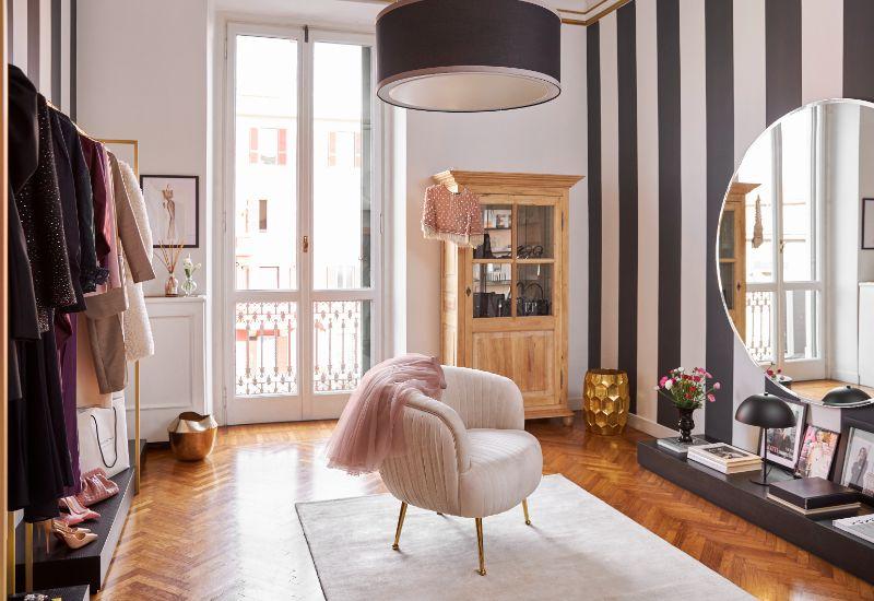 fauteuil cocktail en velours blanc crème, garde-robe