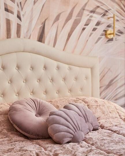 chambre rose pastel, coussin coquillage mauve