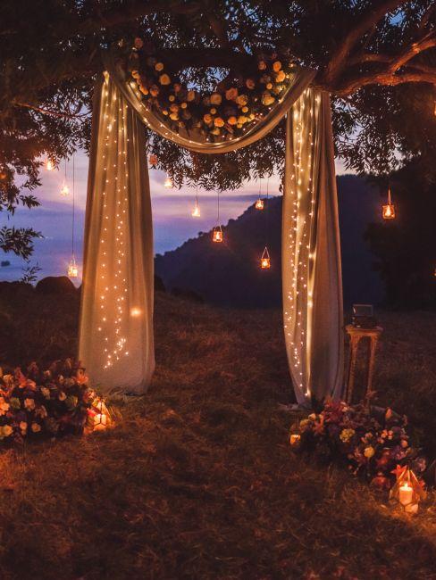 décoration extérieure de mariage, arbres décorés, voilages