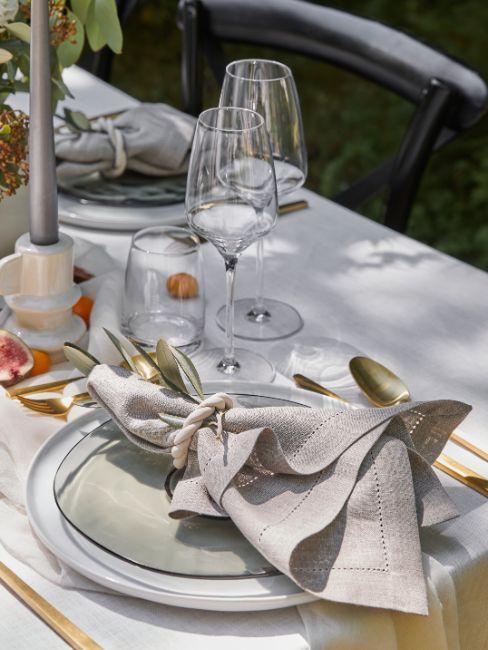 serviette en lin, verres à vin, couverts dorés
