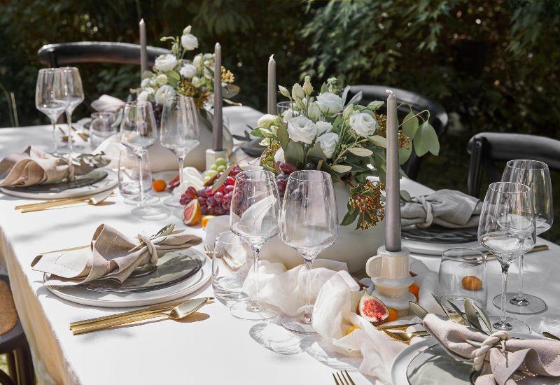 décoration de table de mariage, verres à vin, couverts dorés