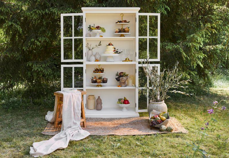 Décoration mariage extérieur, armoire dans un jardin
