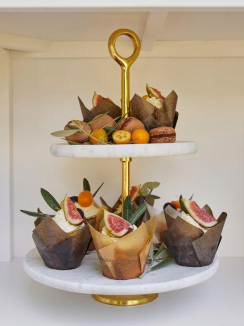 présentoir à gateaux, fruits