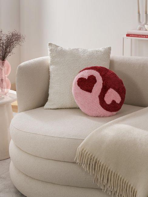 coussin rond, coeurs en Yin et Yang, canapé arrondi beige