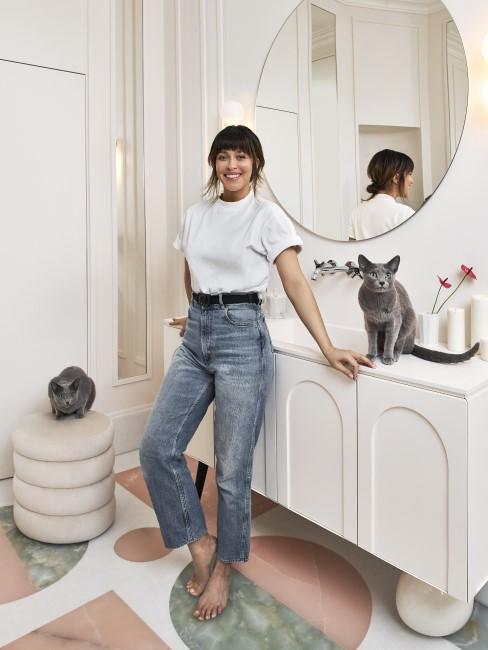 nom de chat, salle de bain, femme, deux chats gris