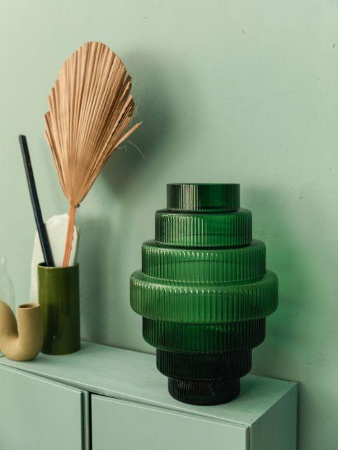 murs vert de gris, vase vert, palme séchée