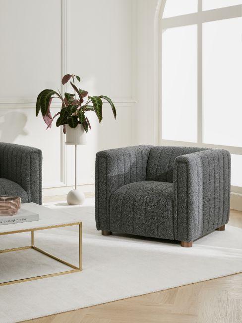 cache-pot sur pied, fauteuil gris